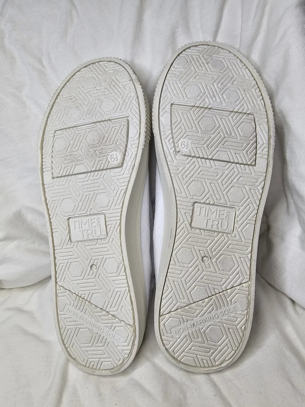 Time and Tru Women's Scrunchback White Canvas Casual Sneakers